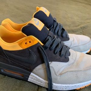 2013 Nike AM1 Premium 'Pale Grey Charcoal Laser Orange’